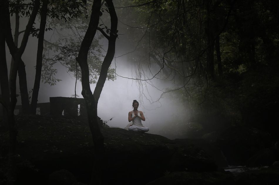 照片描述 瑜伽老师在静心修炼,体现出浓浓的禅意.